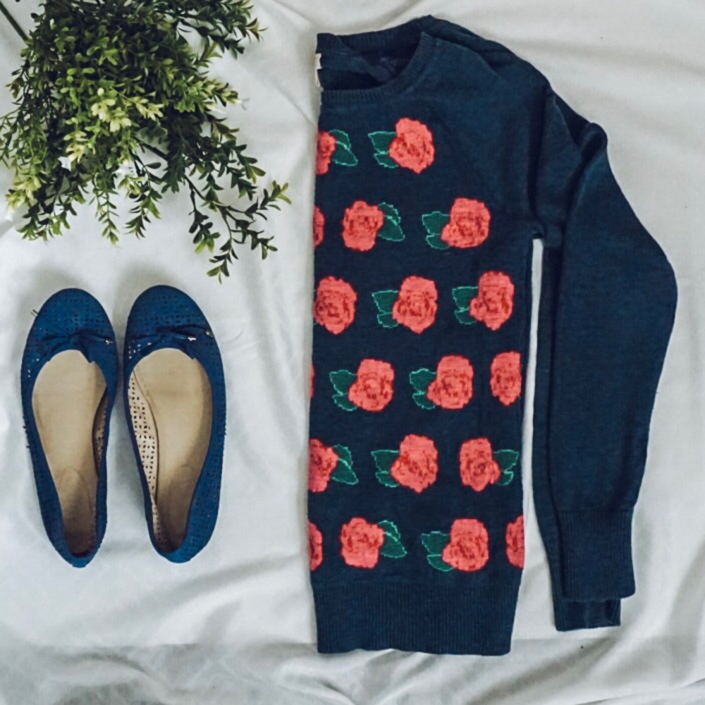 Comfy Rose Graphic Sweater 🌹
